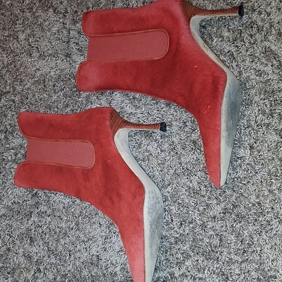 MANOLO BLANIK EUC red ponyhair booties - Picture 5 of 9